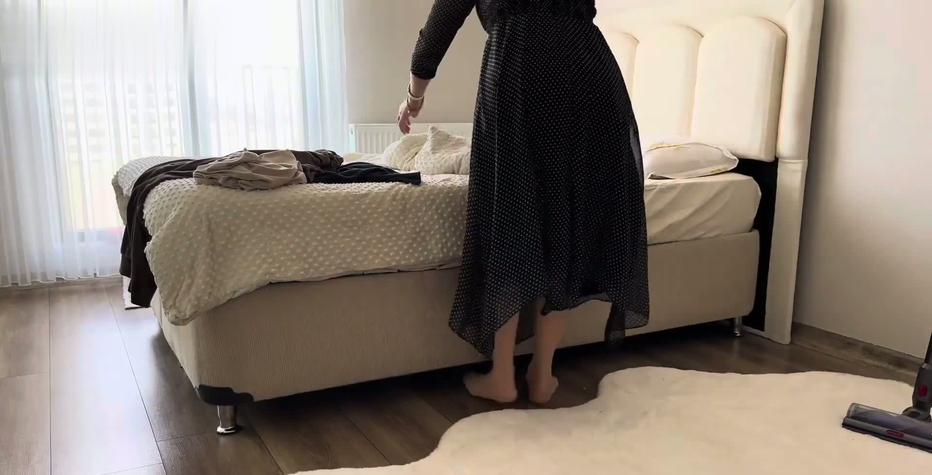 Fatma ile Her Telden Temizlik Yaperken Sexsi Frikik Veriyor