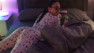 Eve çağırdığı kankasıyla film değil sikiş gecesi düzenliyor