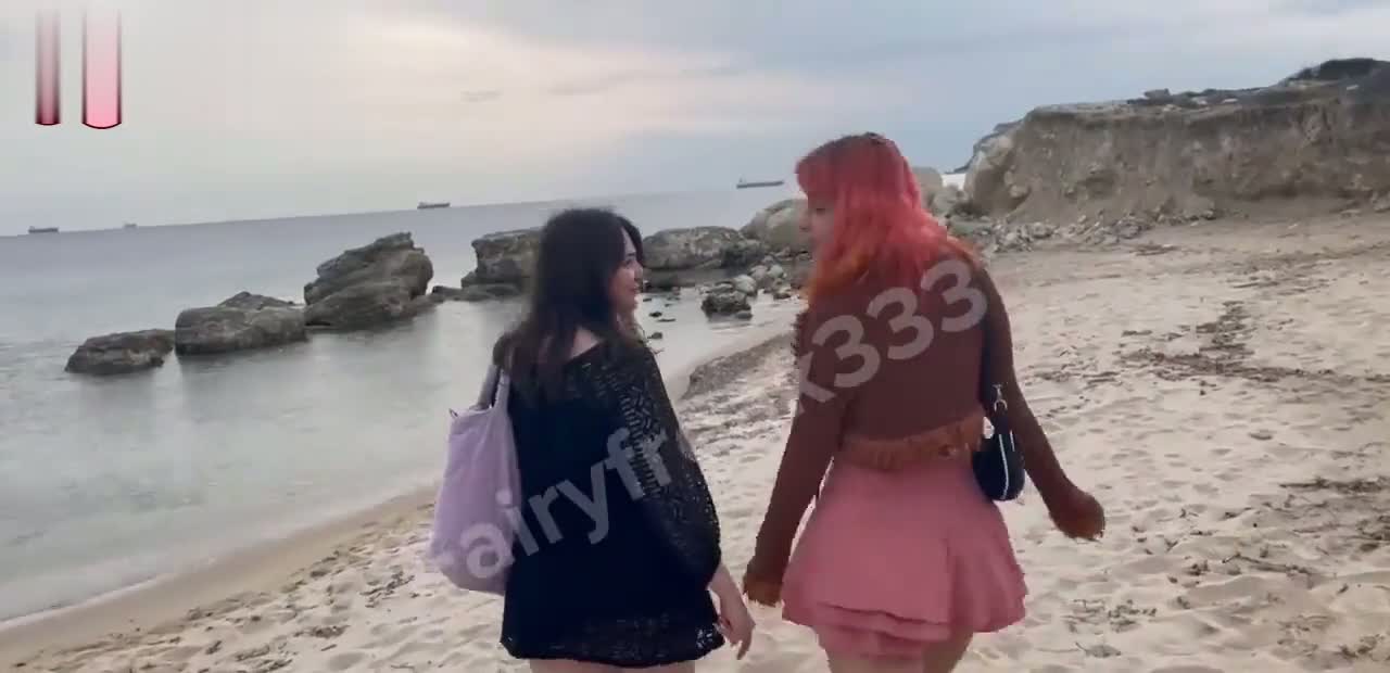 Üniversiteli lezbiyenler sahilde sevişiyor